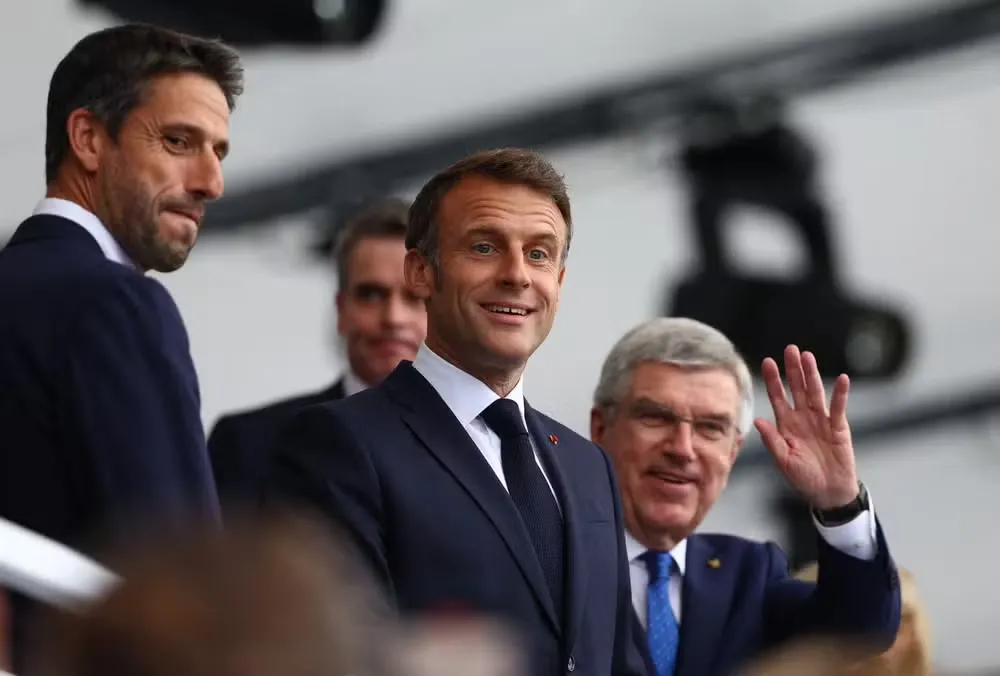 O presidente francês, Emmanuel Macron, e o presidente do Comitê Olímpico Internacional (COI), Thomas Bach — Foto: Hannah Mckay