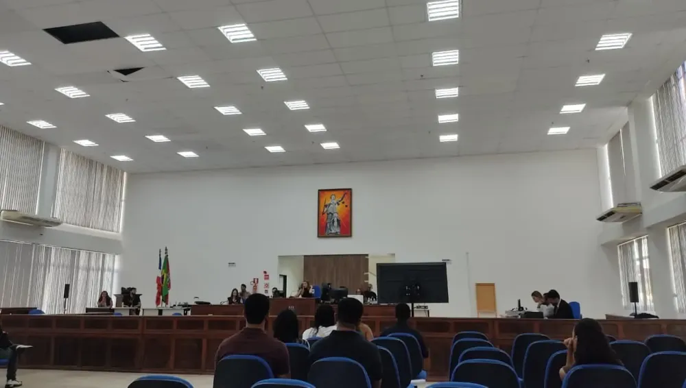 Defesa destaca transtornos mentais de réu durante julgamento do feminicídio de Sashira Camilly