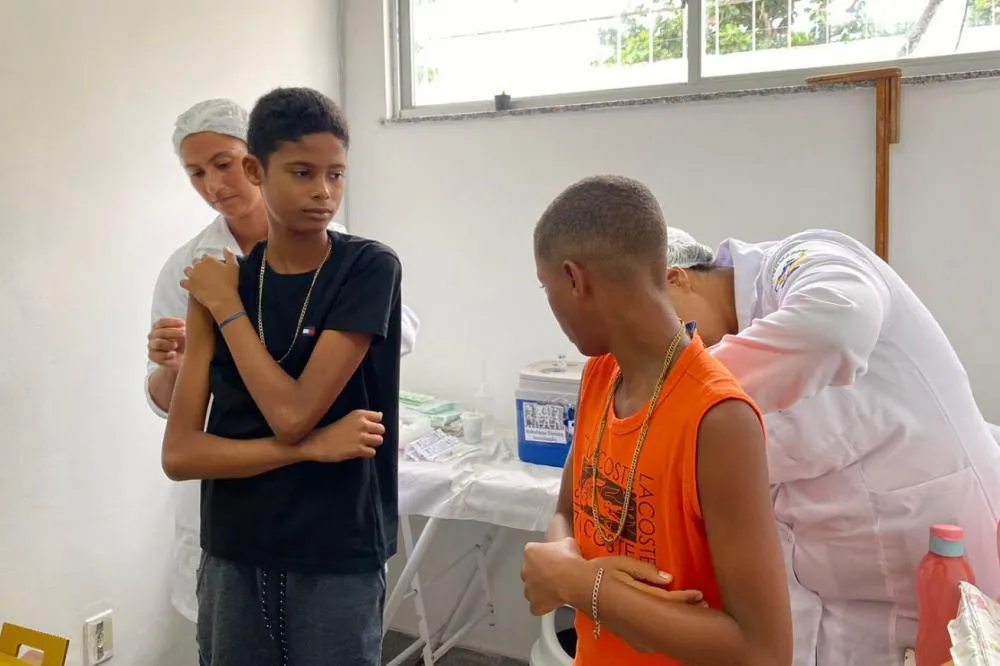 Saúde reforça vacinação contra a dengue para crianças e adolescentes de 10 a 14 anos