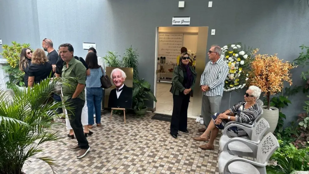 Familiares e amigos se despedem do jornalista Zé Coió em Feira de Santana