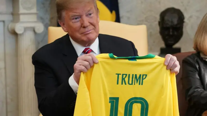 Trump recebeu camisa do Brasil com seu nome em visita de Bolsonaro aos EUA em 2019 | Getty Images